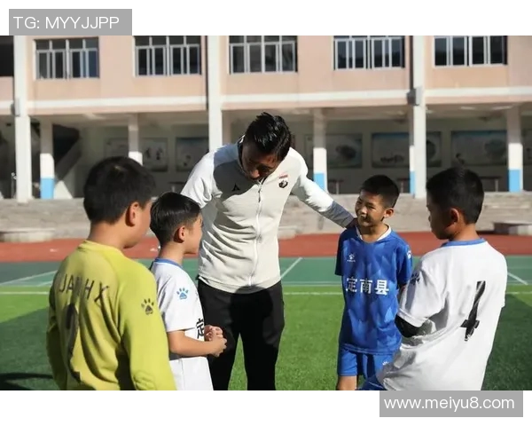 足球明星亲自赠送小孩球衣温馨瞬间展现运动精神与爱心